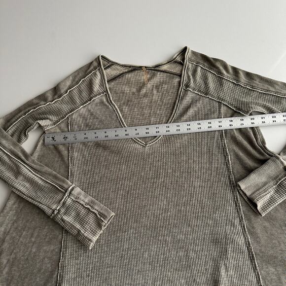 Free People Distressed Waffle Knit Handkerchief Hem V Neck Worn Gray Shirt XS - Picture 6 of 10